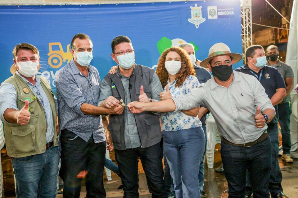 Governador Marcos Rocha paritipa no lançamento dos programas ‘Tchau Poeira” e “Governo na Cidade” em Alvorada do Oeste