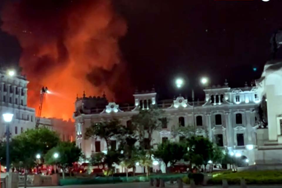 Protesto no Peru tem confronto violento com a polícia e incêndio em prédio de Lima