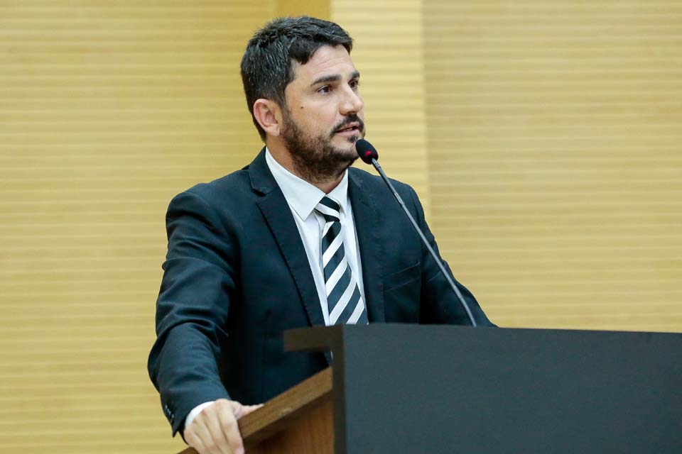 Deputado Jean Mendonça solicita patrolamento, encascalhamento e limpeza das laterais da RO 493