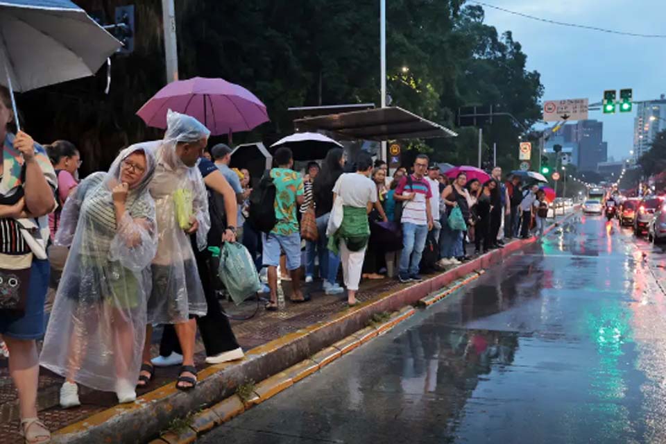 São Paulo ainda registra alagamentos e trânsito intenso após temporal