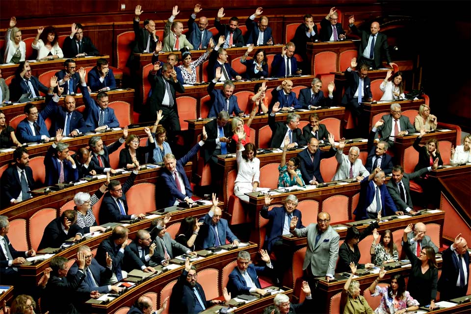 Senado da Itália adia decisão que pode derrubar governo