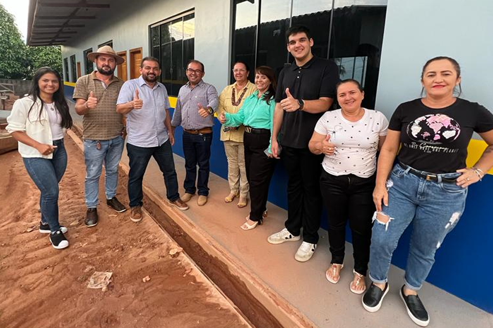 Deputado Laerte Gomes visita obra em escola de Nova Brasilândia 