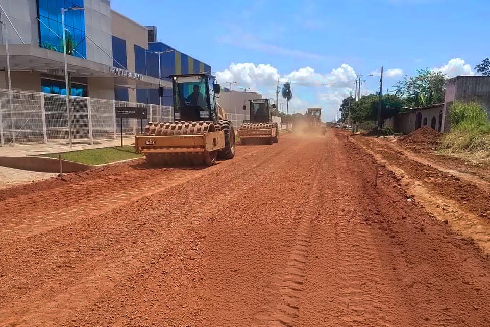 Pavimentação asfáltica em ruas próximas ao Hospital Regional de Guajará-Mirim é realizada 