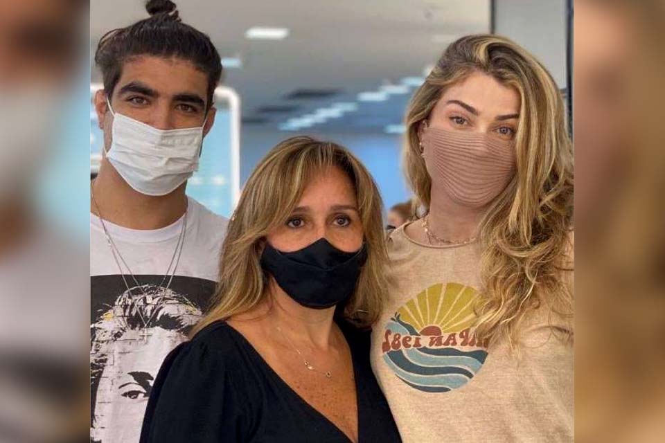 Caio Castro usa camiseta estampada com foto de Grazi Massafera e web se derrete: Meta de relacionamento