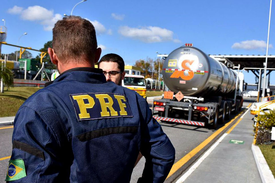 PRF deflagra Operação Finados e restringe tráfego de caminhões