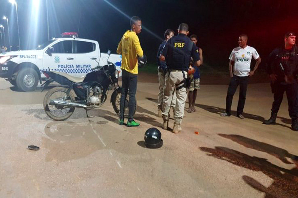 Mulher rampa lombada com motocicleta e sofre várias escoriações