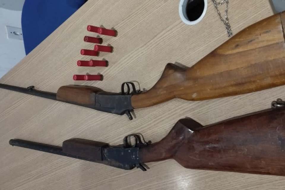  Dois homens são presos com arma de fogo e munições na madrugada