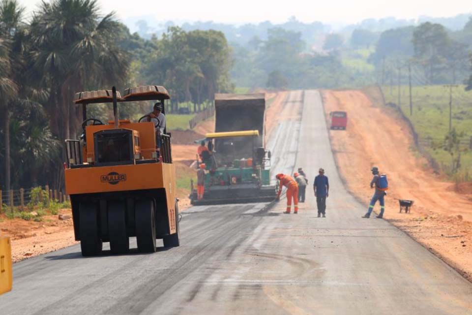 Obra de asfaltamento avança na Linha 45 entre Santa Luzia d’Oeste e São Felipe d’Oeste