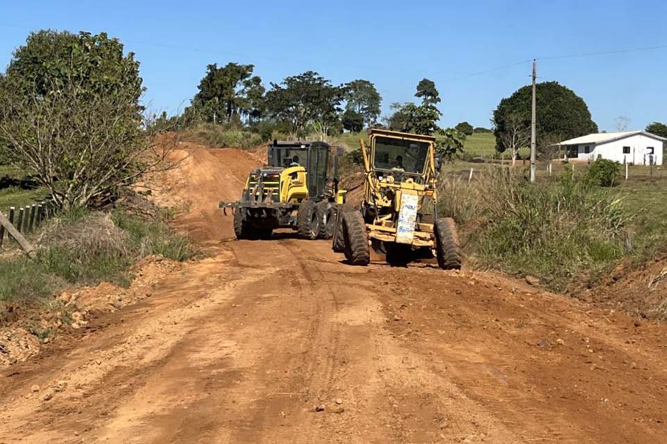 Serviços de patrolamento chegam à Linha 619; a prefeitura realiza patrolamento e rebaixamento de morros