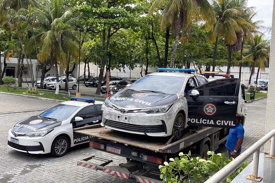 Agentes apreendem carro clonado da polícia em operação no Rio