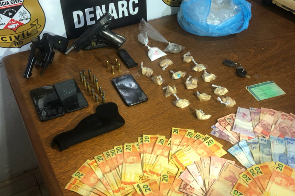 Denarc prende trio com duas armas e várias porções de cocaína na zona norte