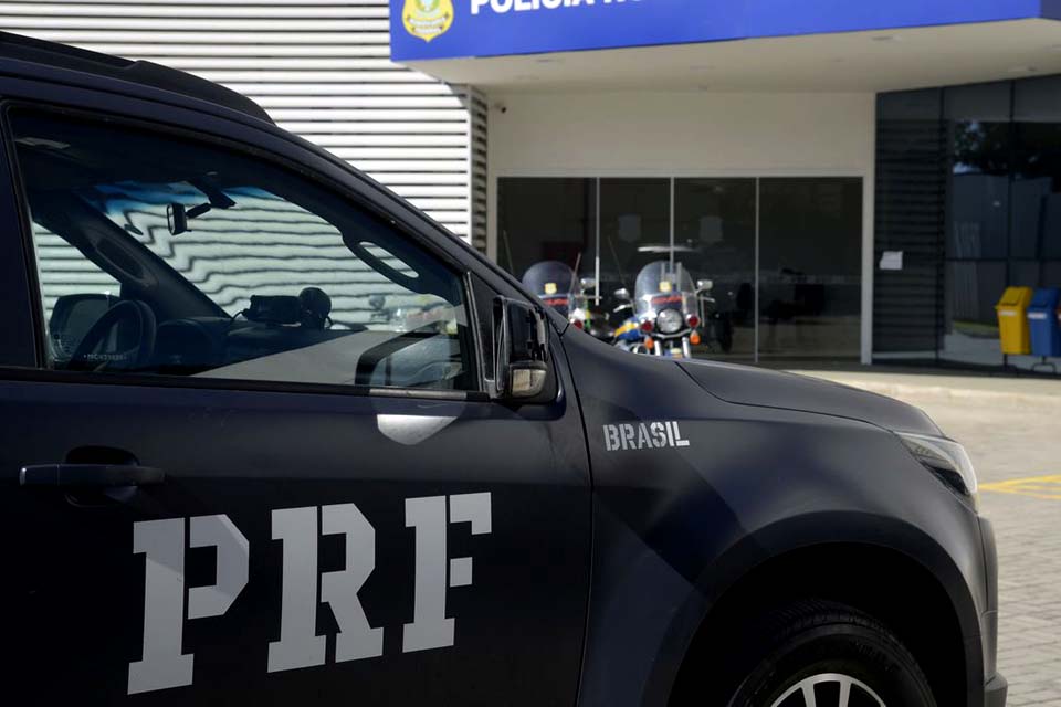 Polícia Rodoviária Federal e Receita apreendem 50 mil aventais cirúrgicos na Via Dutra