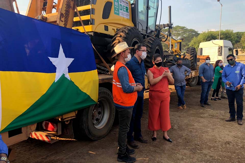 Deputada Cássia participa de entrega de maquináriio junto ao Departamento de Estradas de Rodagem de Jaru