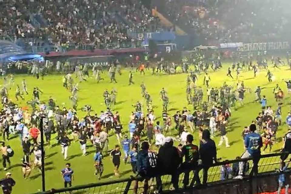 170 pessoas morreram em tumulto em jogo de futebol, diz Polícia da Indonésia