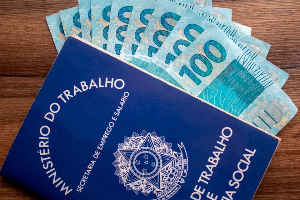 Salário mínimo sobe para mais de R$ 1.300 a partir de 1º de janeiro