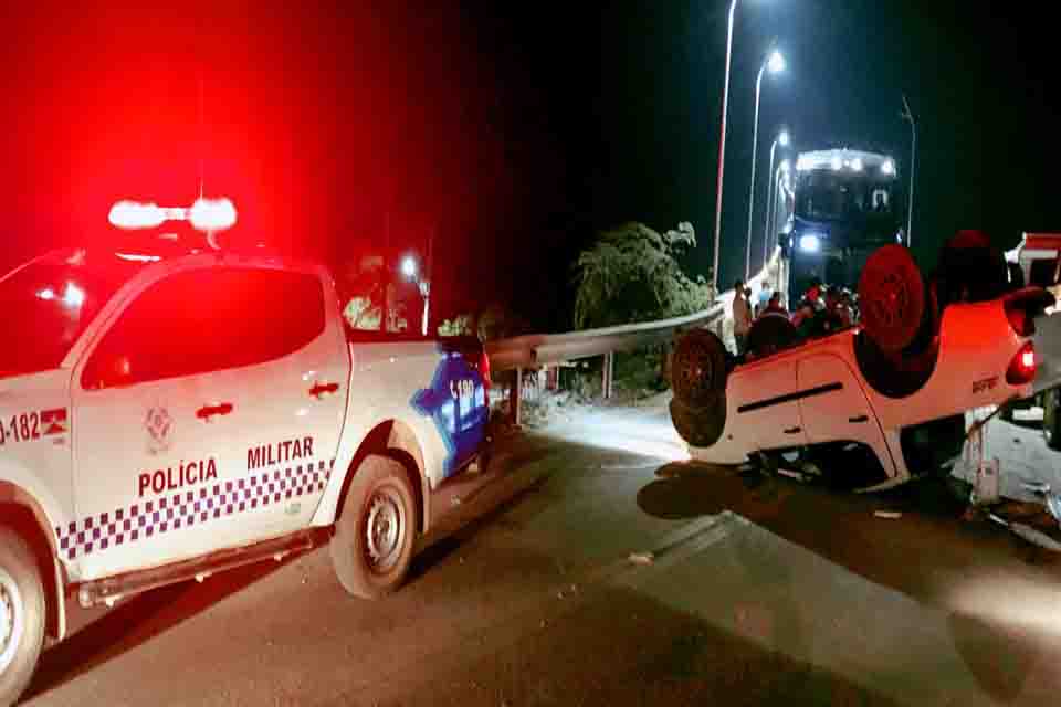 Bandidos roubam caminhonete e na fuga capotam veículo na ponte do Rio Madeira