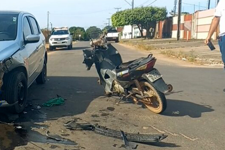 Mulher grávida é socorrida as pressas após colisão entre carro e moto