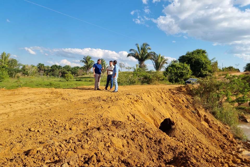 Secretaria Municipal de Infraestrutura e Serviços Públicos instala tubo Armco na Linha 608