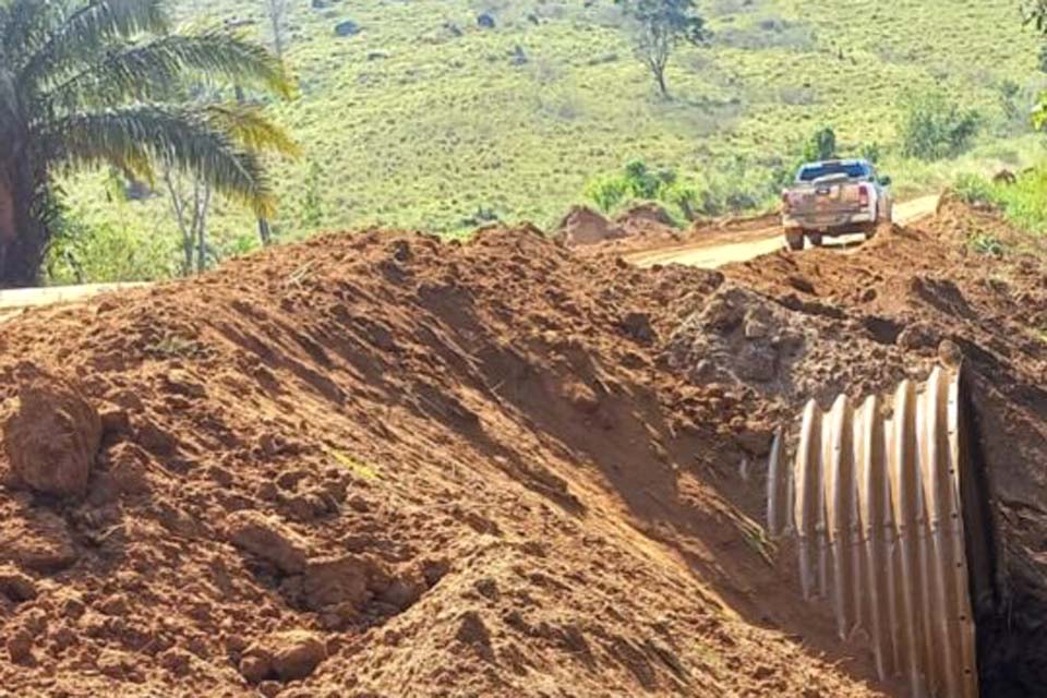 Bueiro metálico substitui ponte de madeira no município de Campo Novo de Rondônia