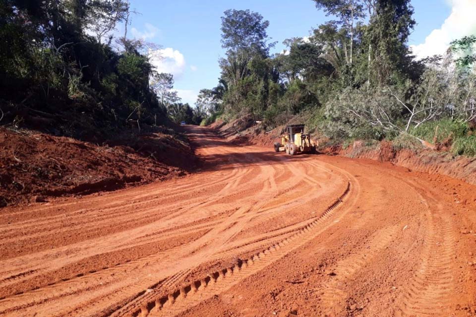 Obras do DER estão em andamento na RO-010 no trecho que liga Monte Negro a Cacaulândia