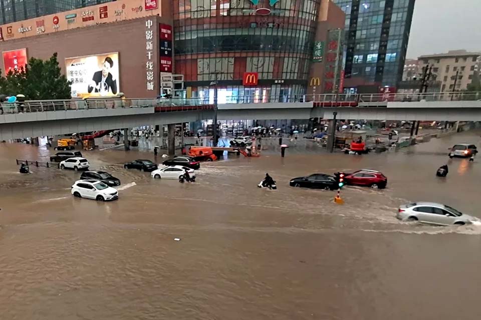 Chuva torrencial mata 25 na China e deixa barragem sob risco