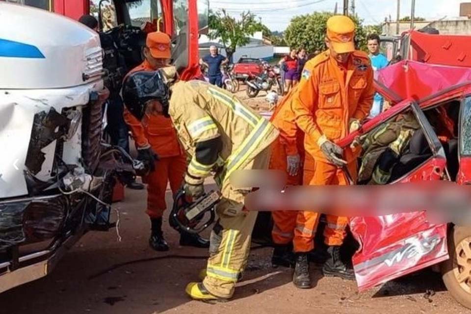 Colisão entre carro e caminhão deixa mulher presa nas ferragens 