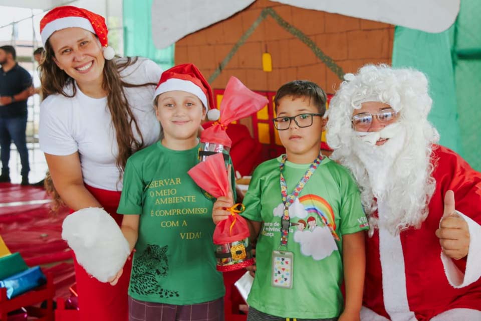 Papai Noel marca presença na festa de encerramento das atividades do Centro de Convivência da Criança