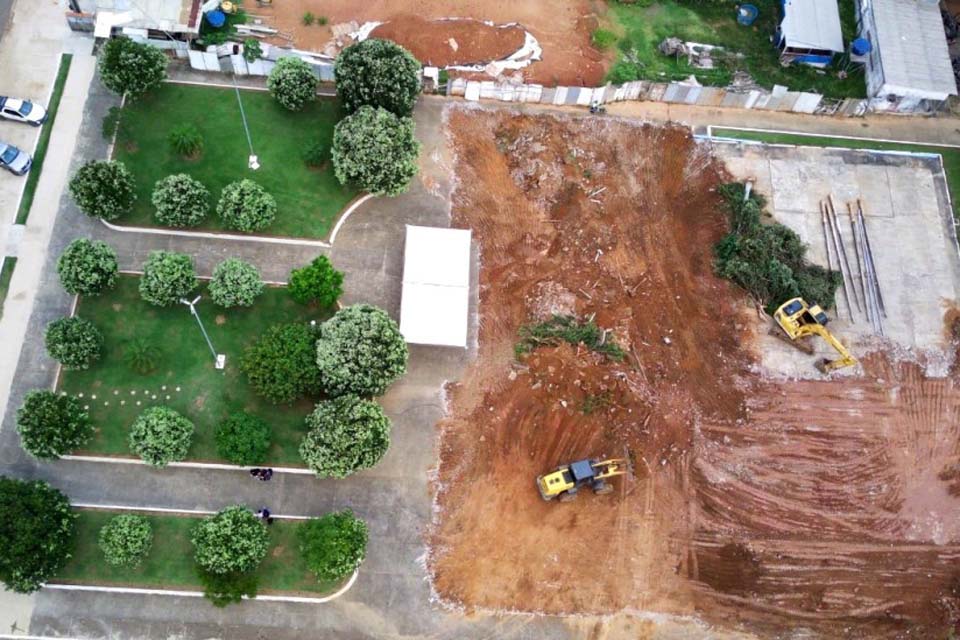 Praça é reduzida pela metade para construção de Teatro Municipal; Até mesmo o chafariz foi arrancado