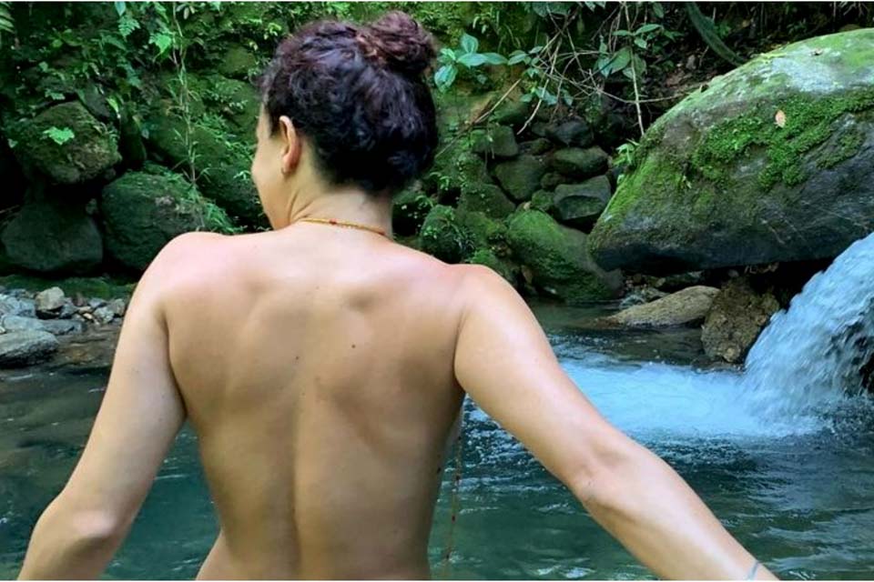 Atriz de 'Todas as Flores', Thalita Carauta surge toda nua em banho de cachoeira