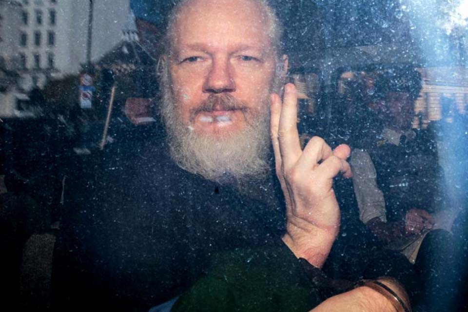 Estados Unidos pedem ao Reino Unido extradição de Assange