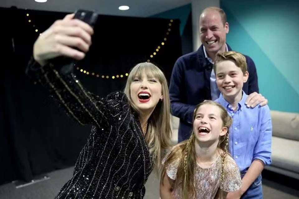 Príncipe William comemora aniversário em show de Taylor Swift e posta foto com a cantora