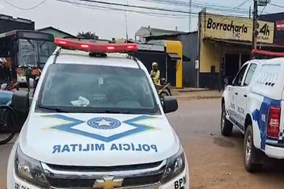 Homem com facão destrói veículos à venda em loja e tenta matar empresário