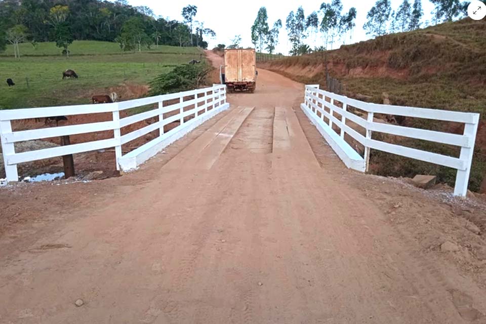 Trafegabilidade: Prefeitura constrói ponte na estrada Bela União e beneficia produtores rurais da região