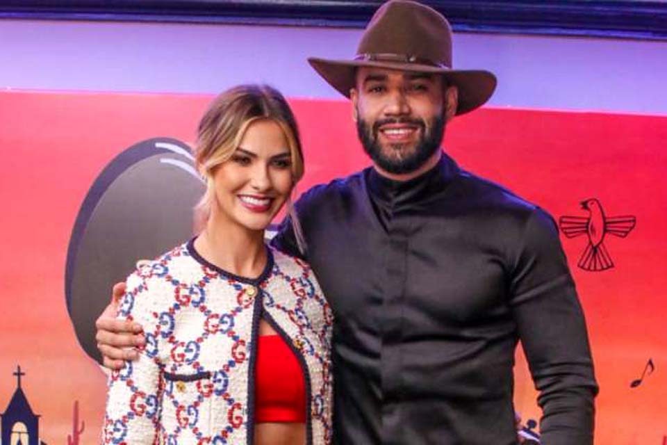 Gusttavo Lima 'decora' sala com carro de luxo e Andressa Suita reage: 'Não é possível'