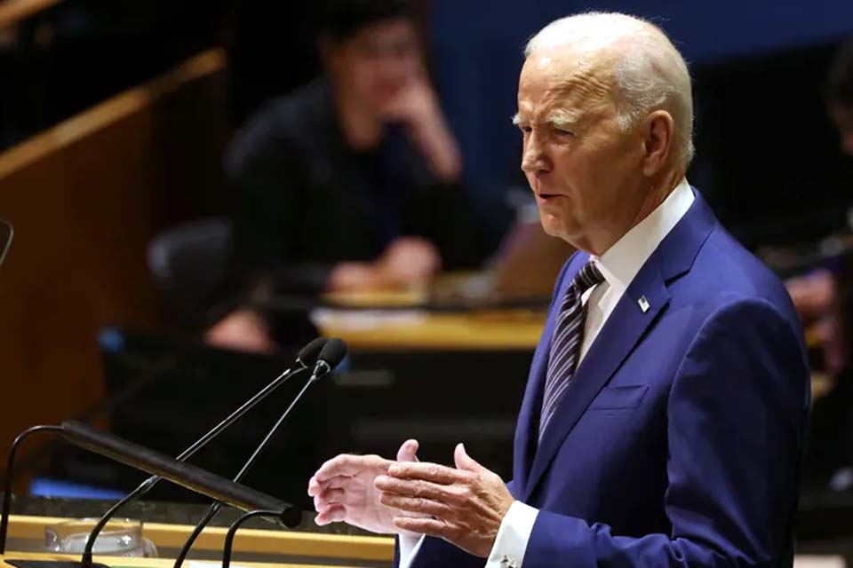 Biden diz que só Rússia pode acabar com a guerra e é aplaudido por Zelensky