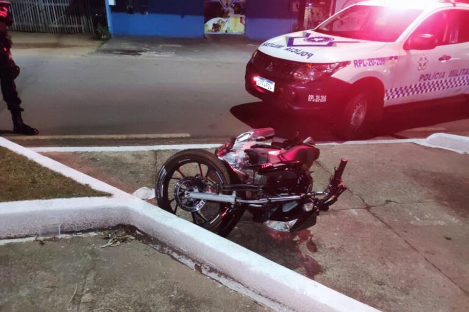 Viatura da PM é atingida por motociclista que fugia em alta velocidade