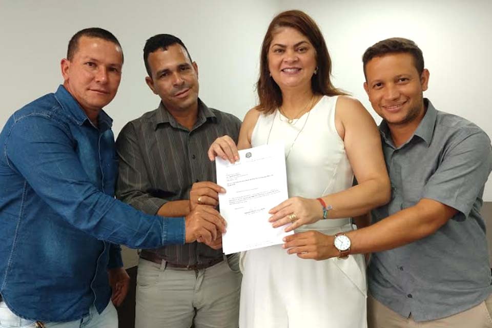 Cássia Muleta destina R$150 mil para recuperação de estradas vicinais em Theobroma