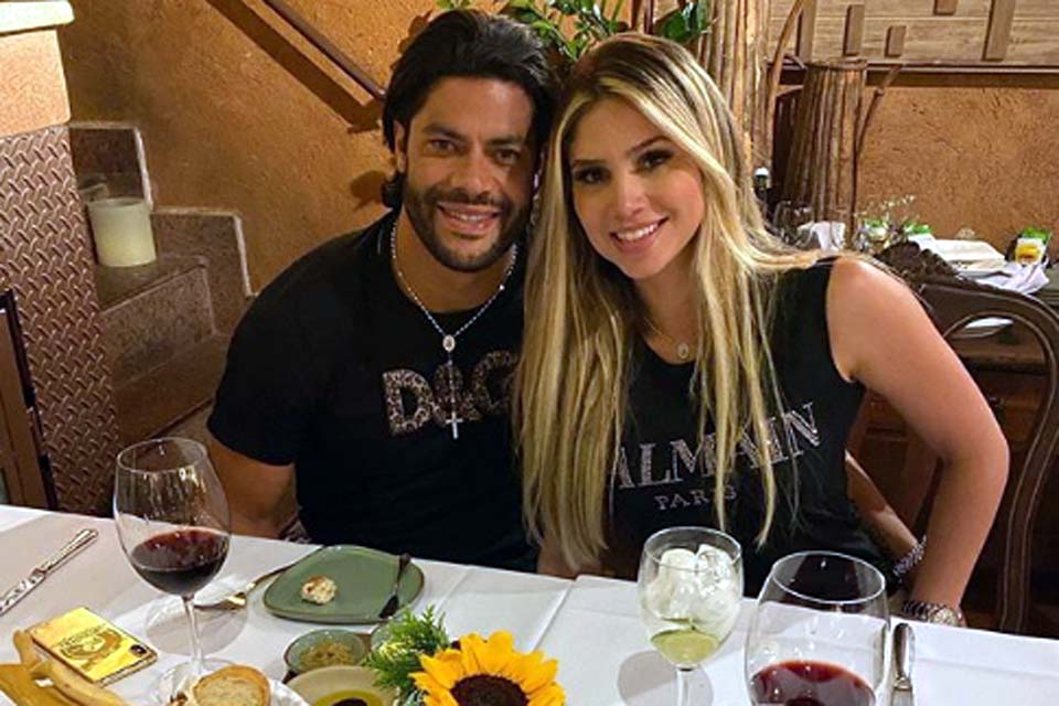 Hulk posta foto com namorada: “Paz e amor”