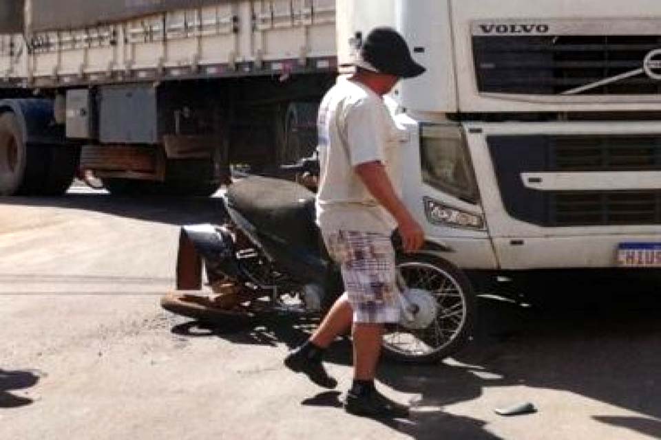 Idoso sofre fraturas após carreta atropelar motocicleta em Rolim de Moura