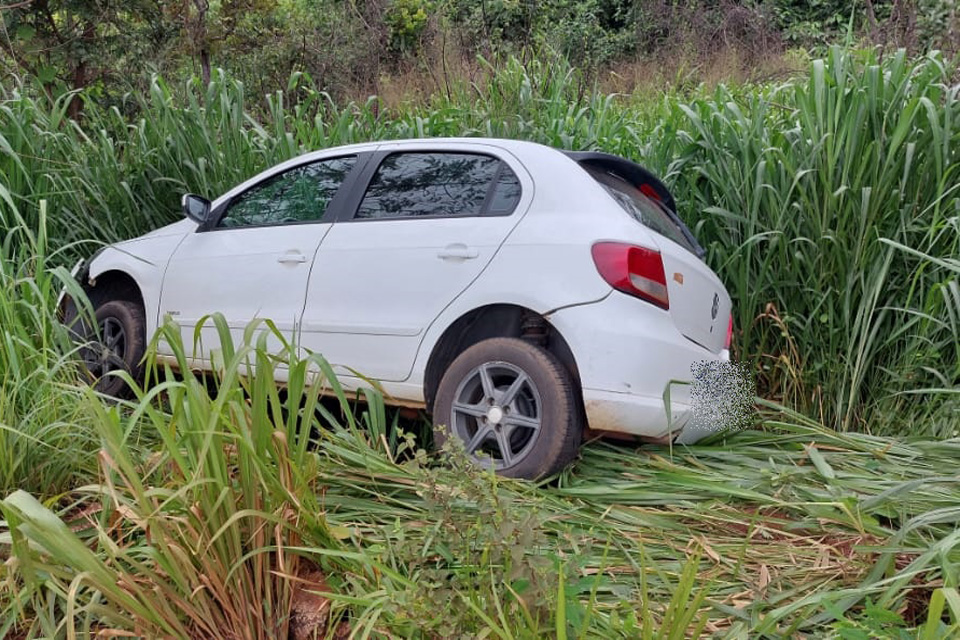 Motorista com 4 passageiros perde controle da direção e sai da pista na BR-364 