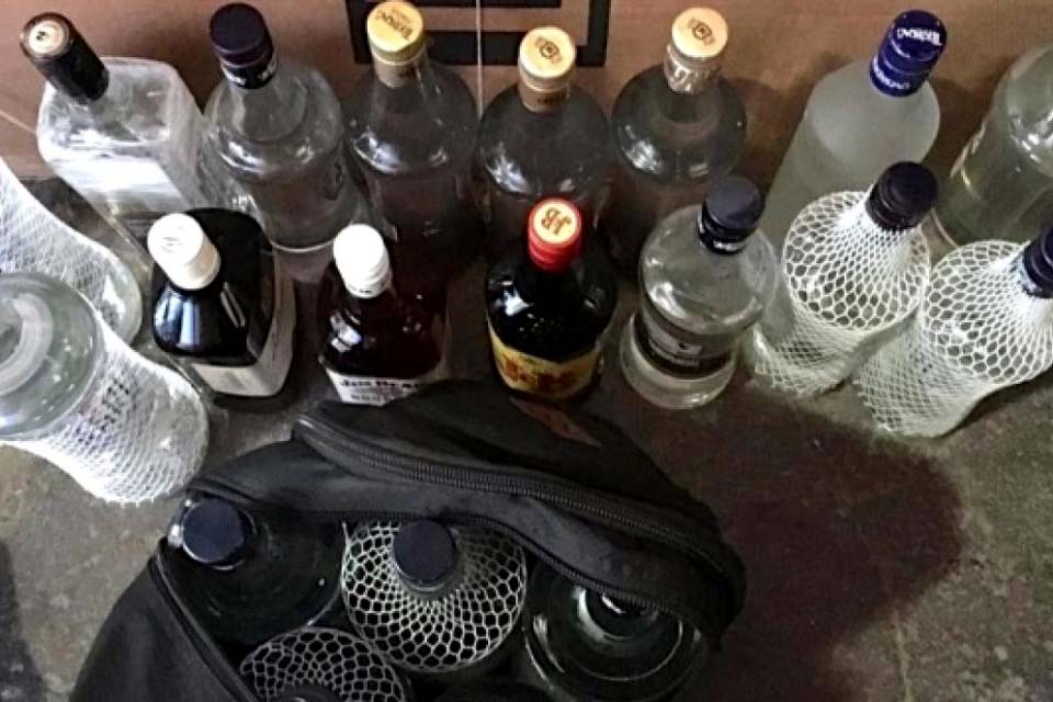 Mortes por consumo de álcool adulterado na Índia sobem para mais de 50