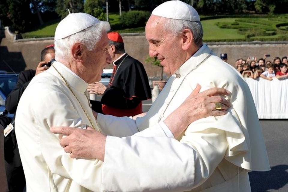 Papa Francisco pede para que fiéis orem por Bento XVI que 'está muito doente'