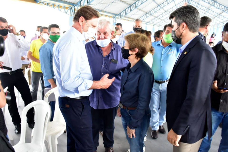 Senador Acir Gurgacz participa da entrega de 14 mil títulos de propriedade rural em Ji-Paraná