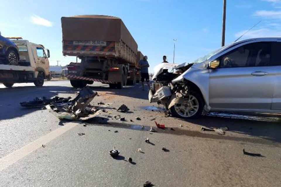 BR-364: motorista bate em traseira de carreta e é socorrida 