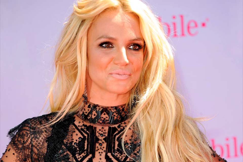 Pai de Britney Spears enfrenta problemas legais ao ser acusado de espionar a filha