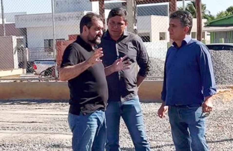 Deputado Laerte Gomes visita obras finais de campo sintético em Presidente Médici