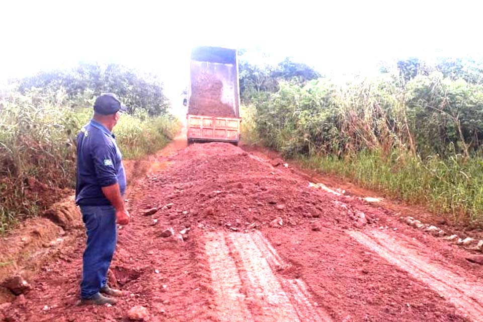 Trechos da RO-135 entre os distritos de Vila Marcão e Izidrolândia são recuperados, em Alta Floresta d’Oeste