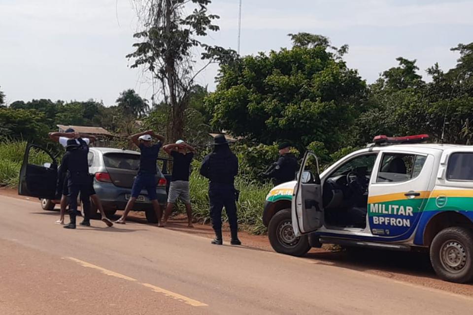 PC e PM prendem foragido e casal com drogas e arma em Vista Alegre do Abunã