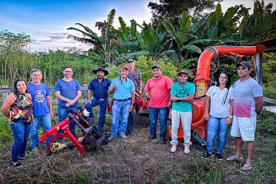 Deputado Anderson Pereira entrega máquinas e implementos agrícolas para associação Aspreo em Espigão do Oeste