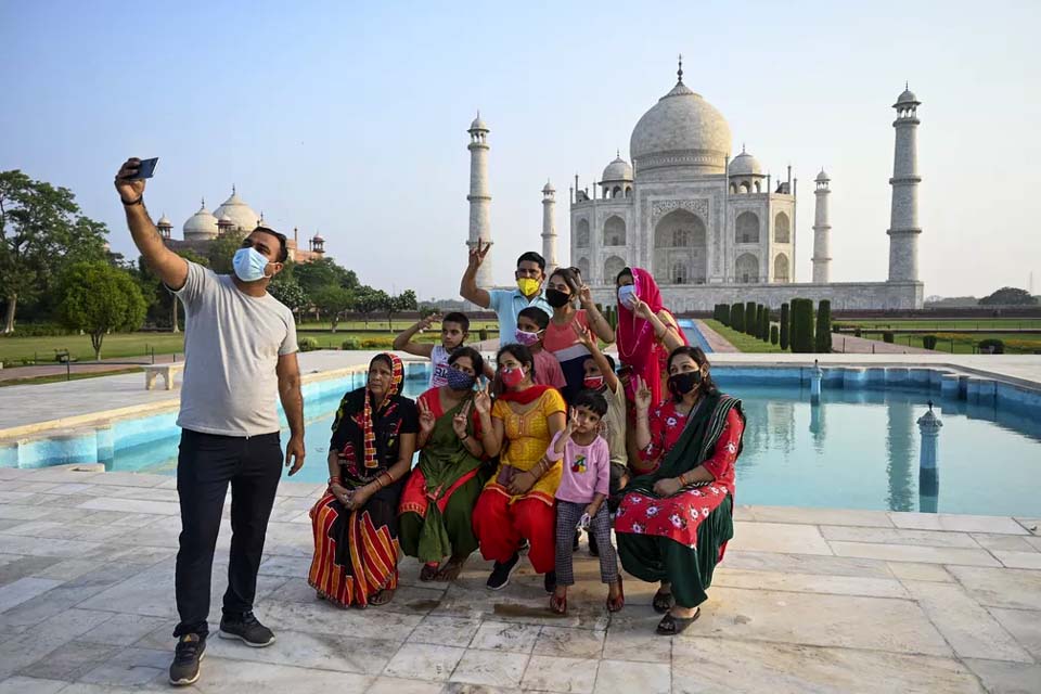 Taj Mahal reabre após queda de casos de Covid na Índia